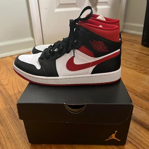 Nike Air Jordan 1 - Picture 2 of 3